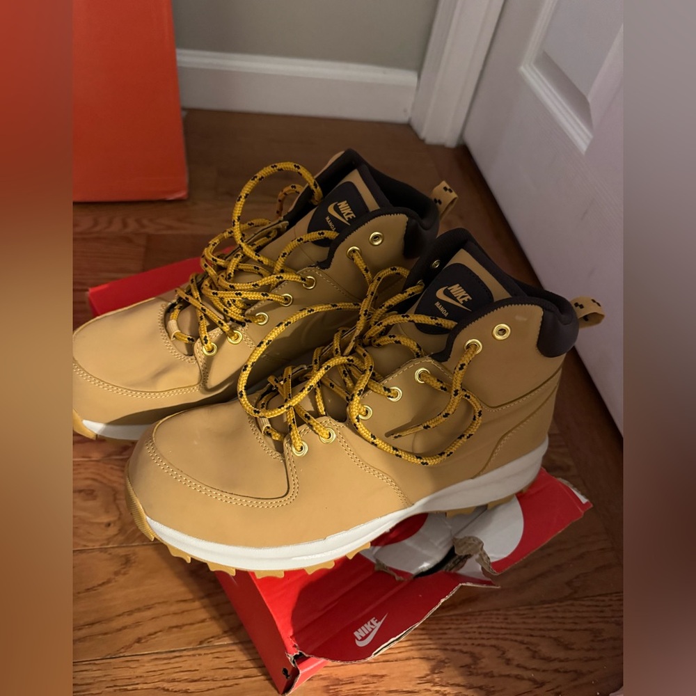 Nike Manoa